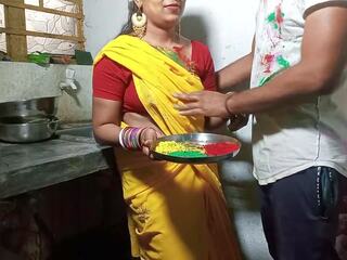 Holi par encantador bhabhi ko color lagakar cozinha suporte par | xhamster