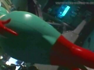 Dobře známý japonská zdravotní sestra milks člen v červený latexové rukavice