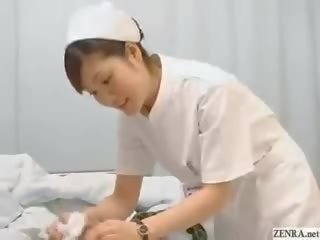 Японки медицинска сестра дава caring ръчна работа към късметлия пациент